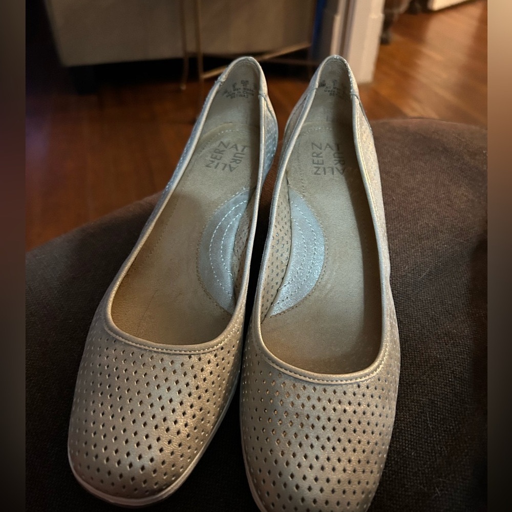 Bettina slipper by Naturalizer . Size 10M so comfy and cushy and Cute! Like new.